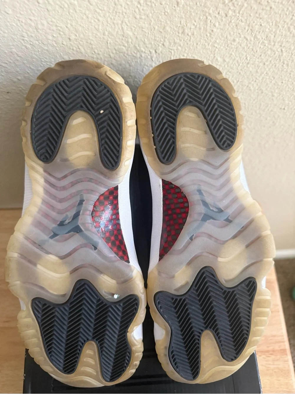 Air Jordan 11 Retro “Bred” (2019) – Men’s 7.5 / Women’s 9